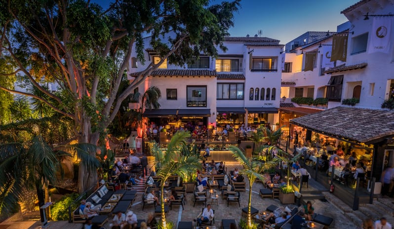 La Plaza by night_002